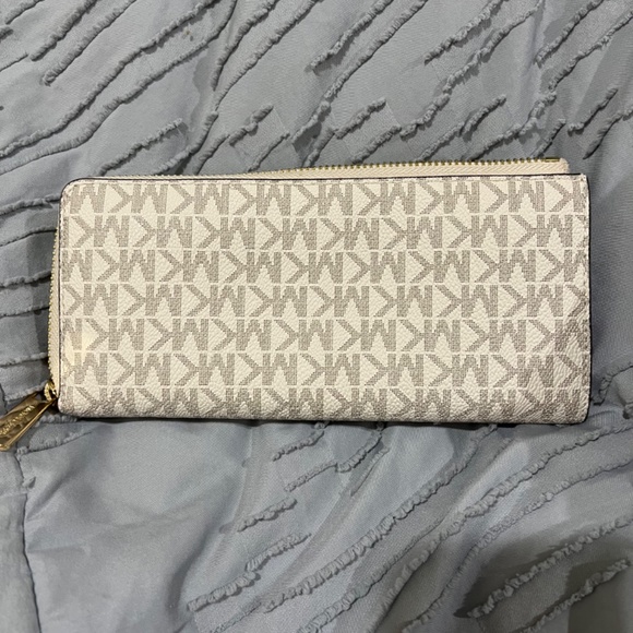 Michael Kors wallet - Picture 2 of 3